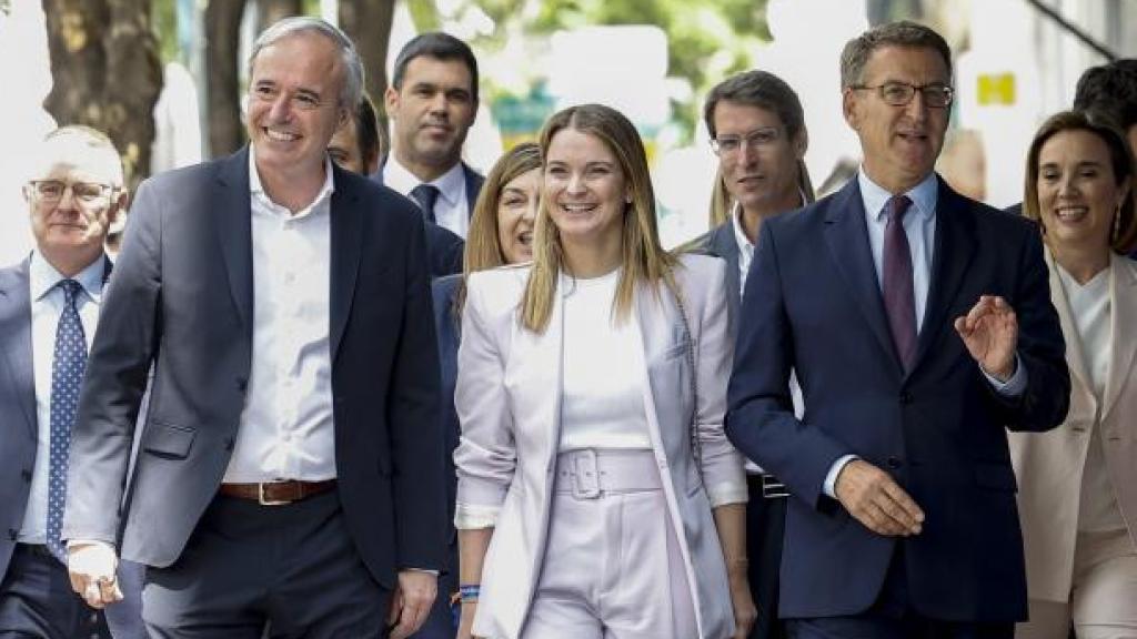 Jorge Azcón y Marga Prohens, con Feijóo y el resto de barones del PP, en una imagen reciente.