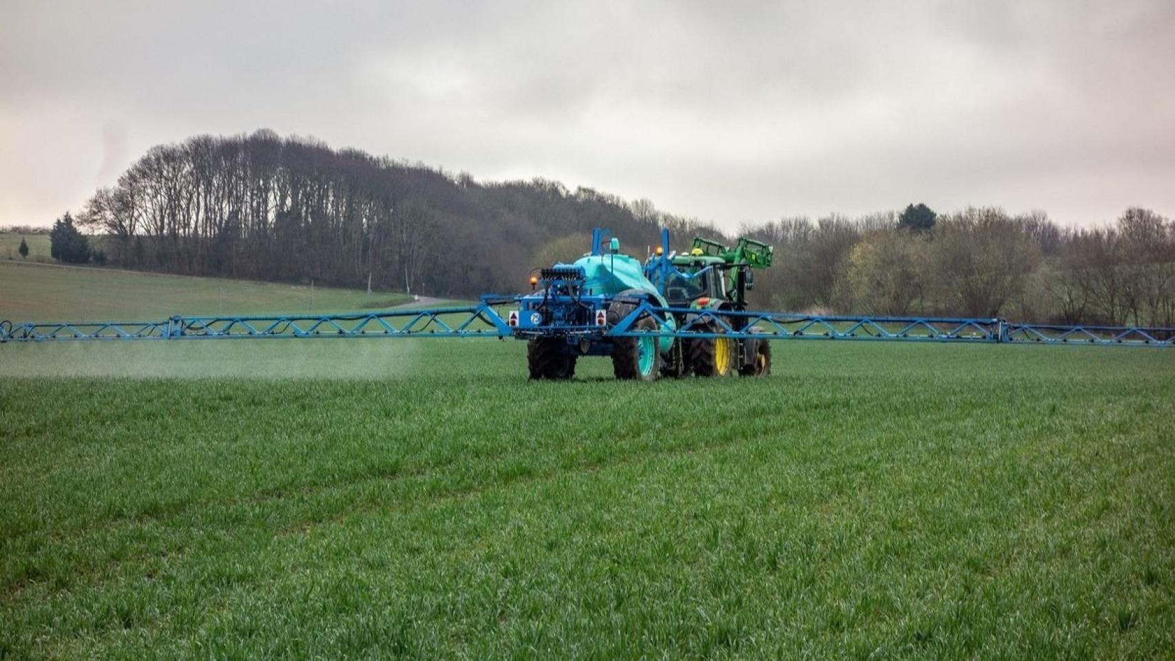 Un agricultor echa fertilizantes a su campo de cultivo