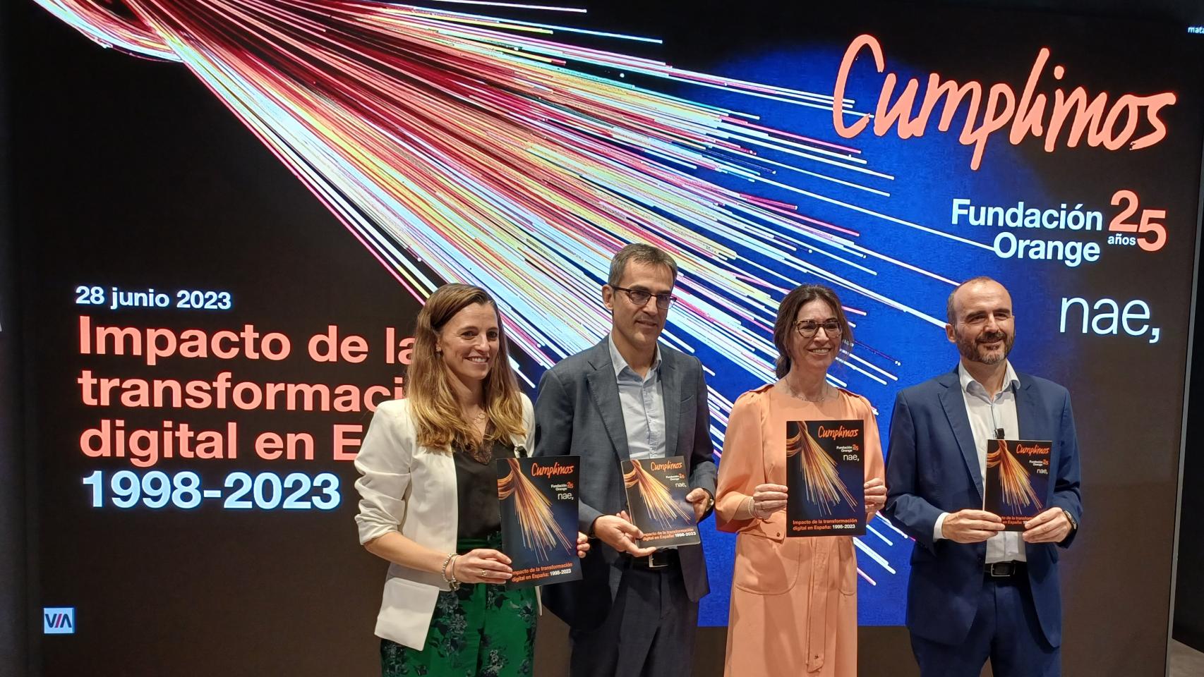 Silvia Alonso (Nae), Toni Ibáñez (NAE), Luz Usamentiaga (Orange) y Daniel Morales (Orange) en la presentación del informe 'Impacto de la transformación digital en España: 1998-2023'