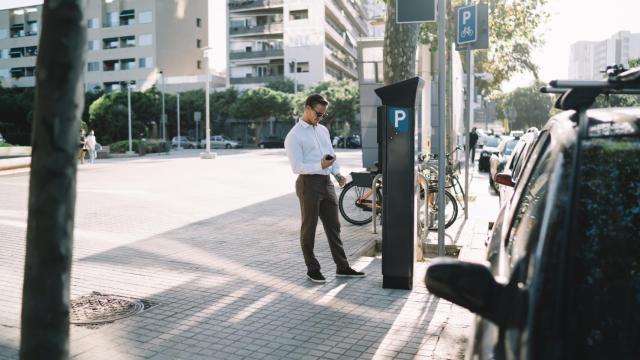 Por qué no van a funcionar los parquímetros en este barrio de Madrid durante el Orgullo Gay 2023