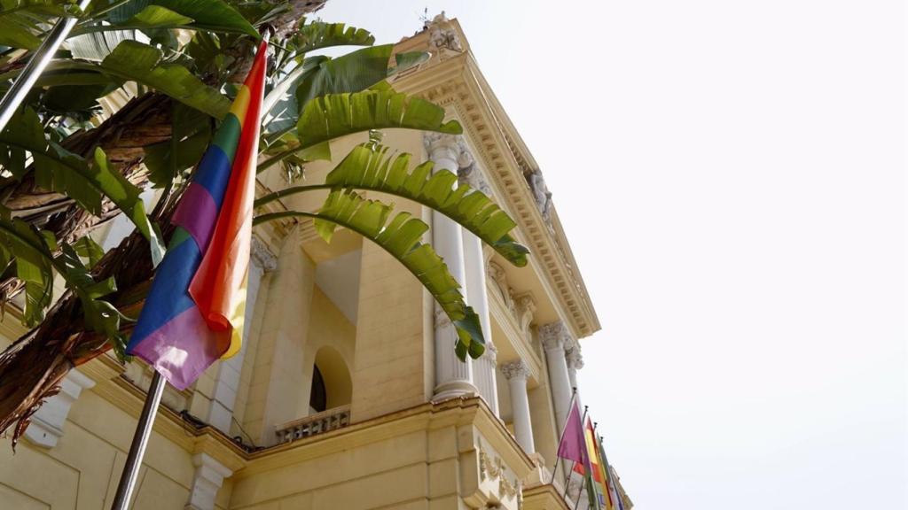 La bandera Lgtbi ondea este miércoles en la puerta del Ayuntamiento.