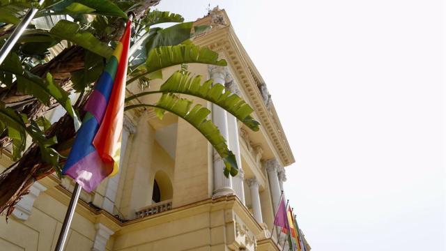 La bandera Lgtbi ondea este miércoles en la puerta del Ayuntamiento.