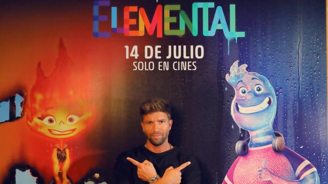 Pablo Alborán con el cartel de Elemental.
