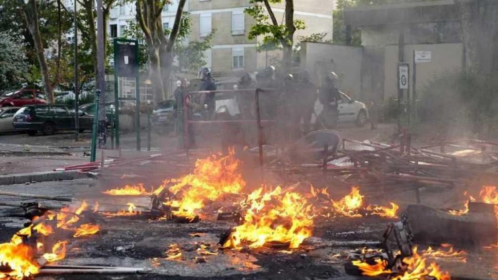 Fotograma de los disturbios tras el asesinato del adolescente Naël en Nanterre, esta tarde.