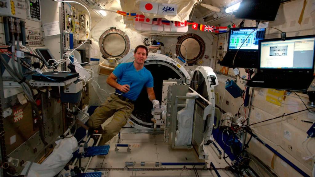 El ingeniero francés Thomas Pesquet en la cápsula Dragon.