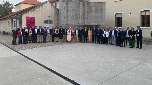Diego calvo y Antonio Cunha junto a autoridades y representantes de medios de comunicación de Galicia y Portugal.