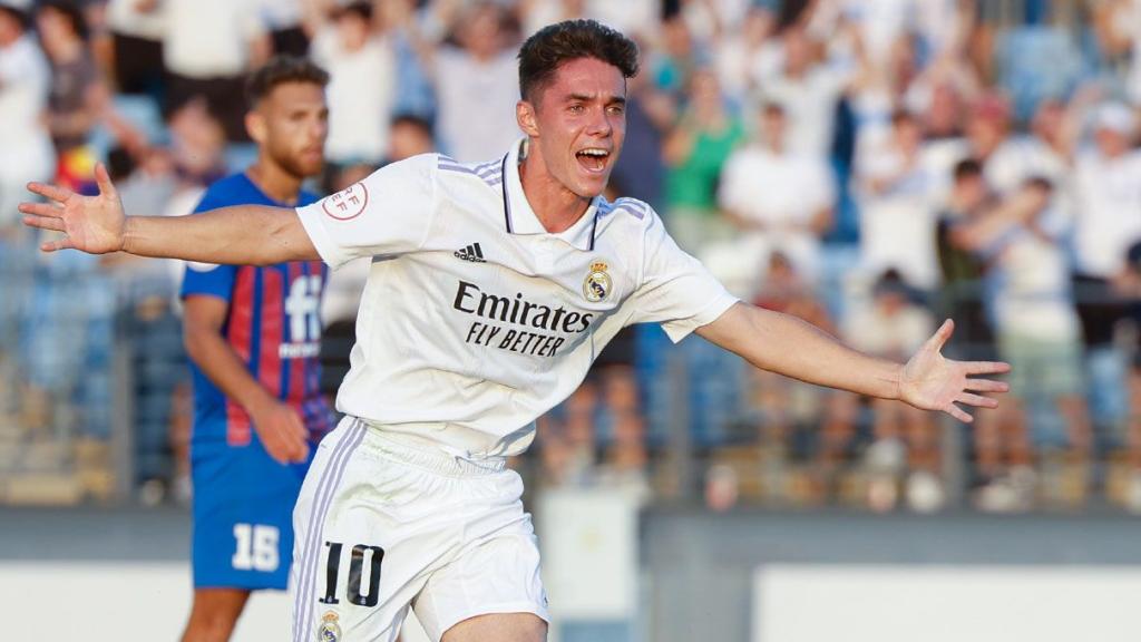 Sergio Arribas celebra un gol con el Castilla