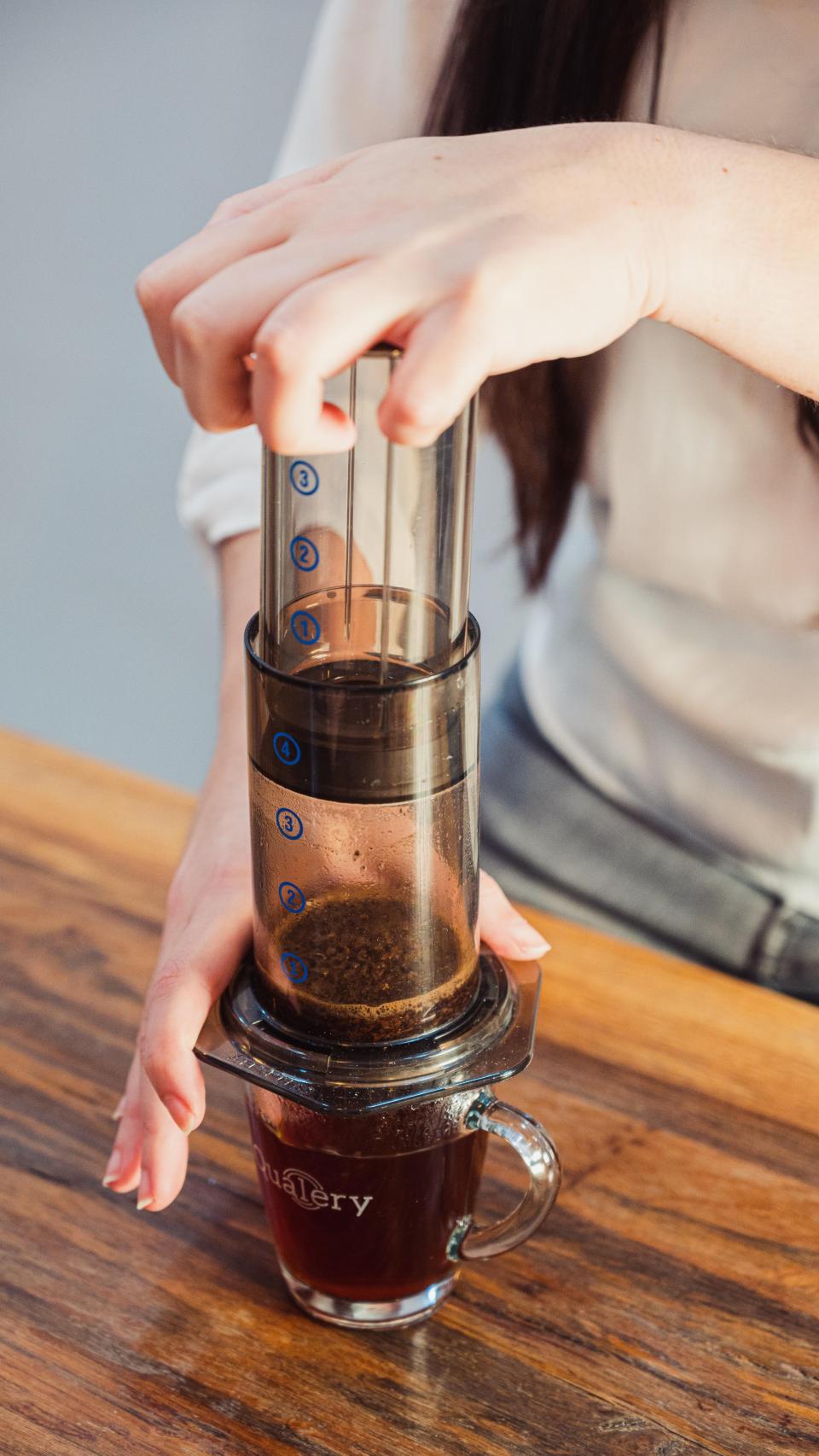 Aeropress sobre una taza. Foto: Qualery