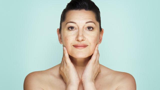 Mujer mirando a cámara.