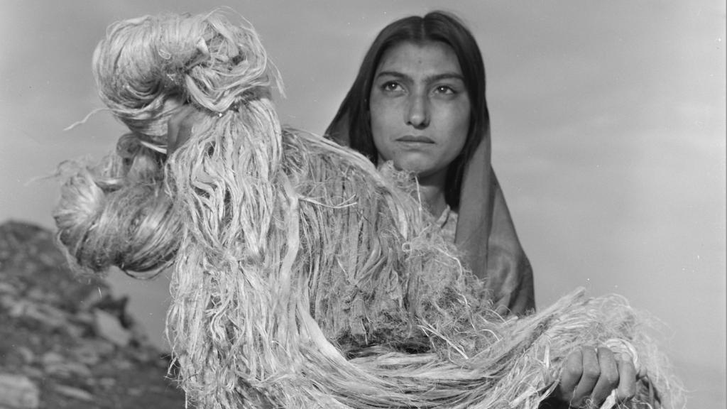 Gitana en la fábrica de Fábrica de hilos y tejidos Godó Trias, L'Hospitalet de Llobregat, 1959 / © Jacques Léonard.