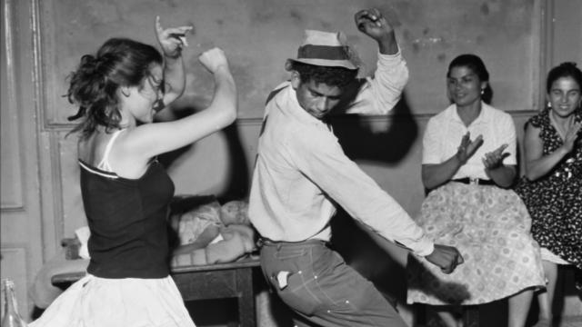 Verbena de San Juan en la bodega Ca la Rosita. Barcelona, ca. 1960 / © Jacques Léonard.