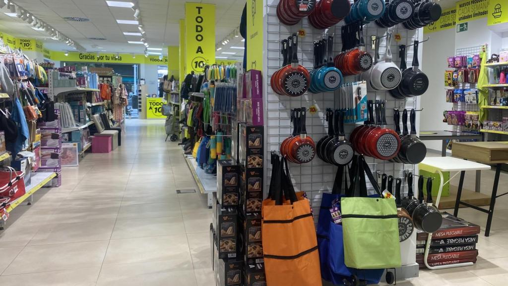 Pasillo de productos de cocina en la Tienda Todo a 10.