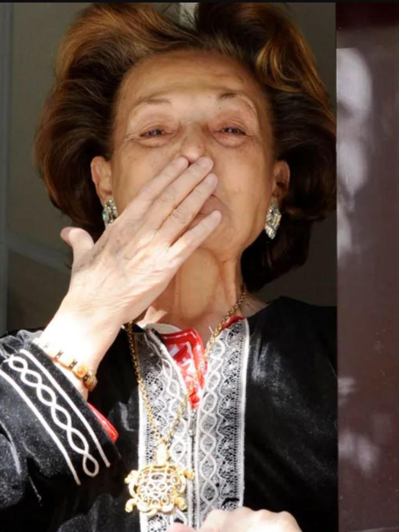 Carmen Sevilla saludando desde la ventana del que fue su domicilio en Madrid.