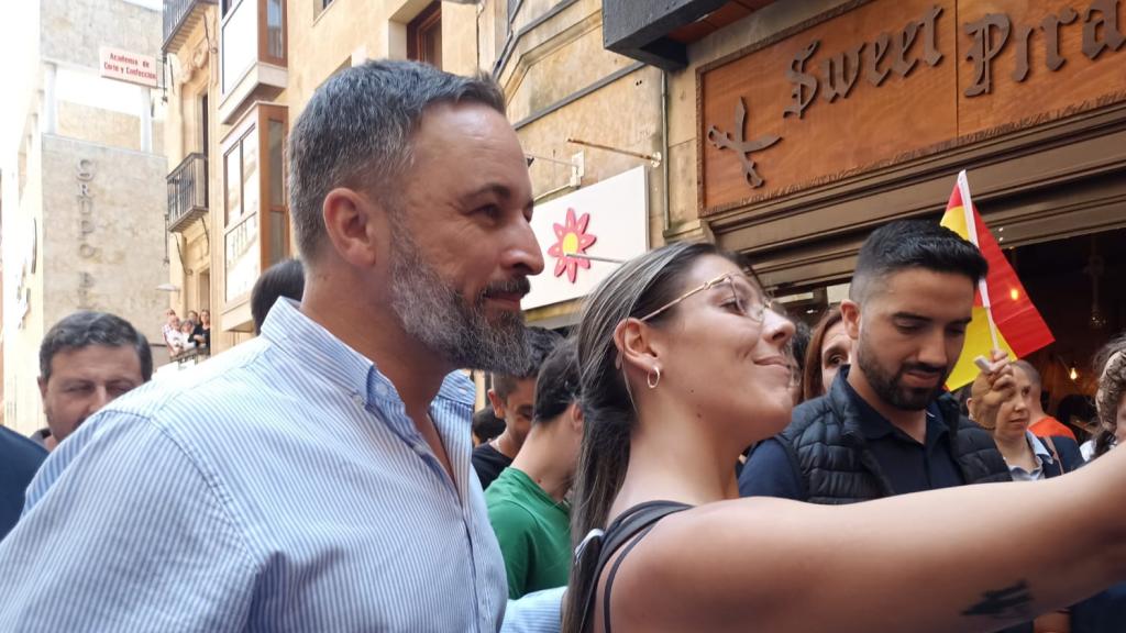 Paseo de Santiago Abascal por las calles del centro de Salamanca