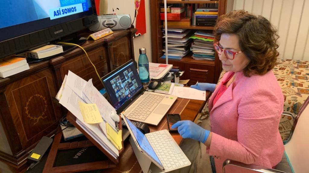 Carmen Riolobos, trabajando en su despacho