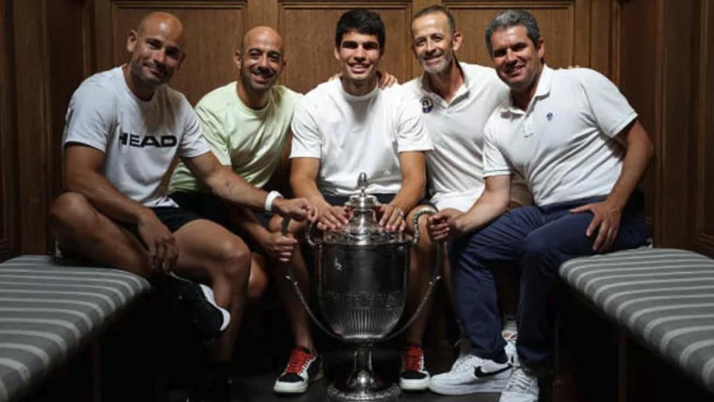 Alberto Lledó, Sergio Hernández, Carlos Alcaraz, Samuel López y el padre de Alcaraz posan con el trofeo de Queen's
