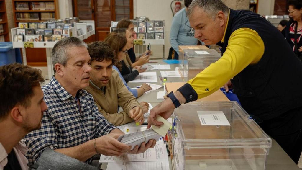 Varios miembros de una mesa electoral.