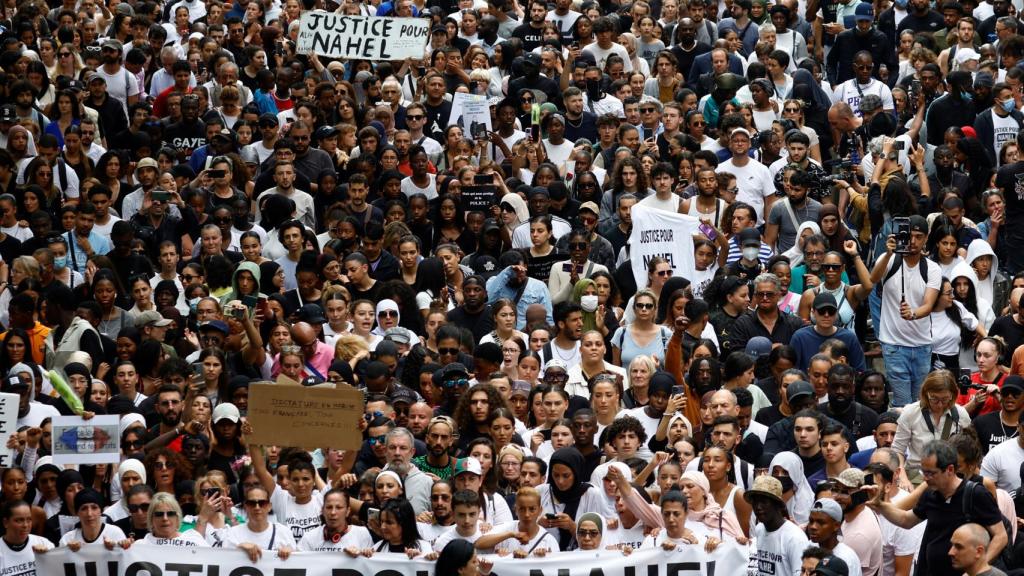 La gente asiste a una marcha en homenaje a Nahel, un adolescente de 17 años asesinado por un oficial de policía francés durante una parada de tráfico, en Nanterre , suburbio de París, Francia.