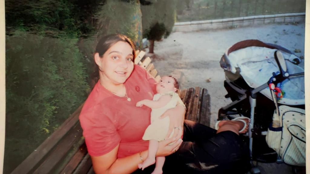 Vanesa junto a su hijo cuando era un bebé.