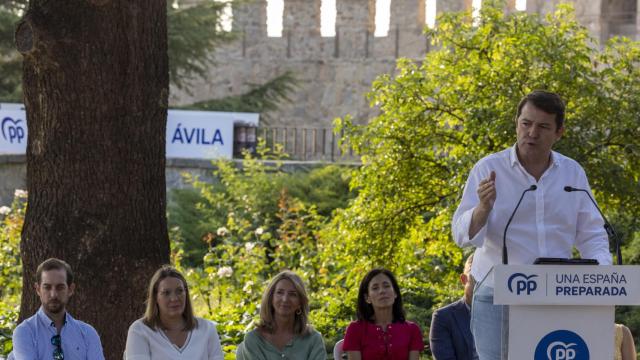 La vicesecretaria nacional de Estudios del PP, Carmen Navarro, y el presidente del Partido Popular de Castilla y León, Alfonso Fernández Mañueco, clausuran la presentación de candidatos del PP de Ávila a las elecciones del 23J