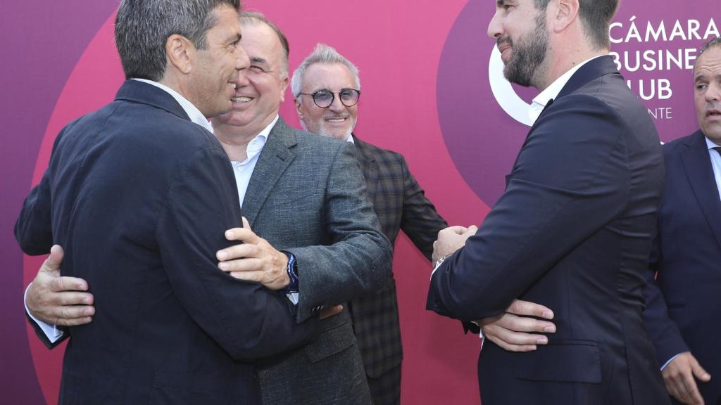 Carlos Mazón lamenta la exclusión de ayudas a la cereza alicantina por parte del Gobierno