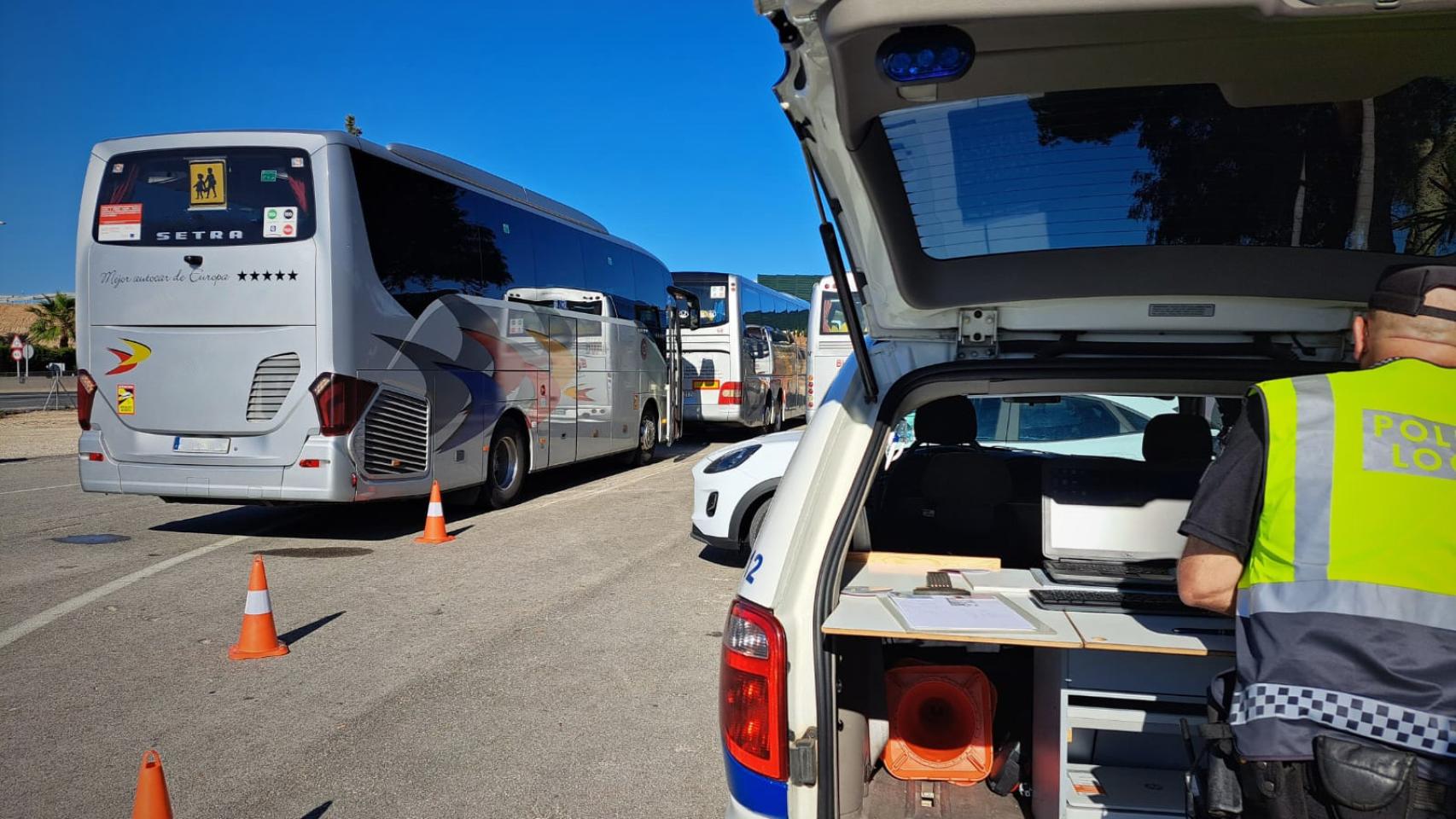 La Policía de Elche detecta la simulación del descanso de conductores en un control de transporte escolar