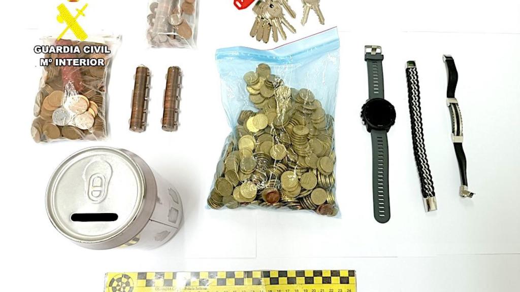 Diversos objetos recuperados durante la investigación de la operación Excaix.