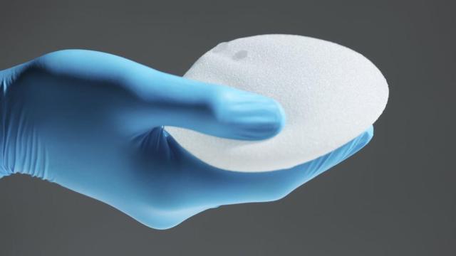 Imagen de archivo de un implante mamario.