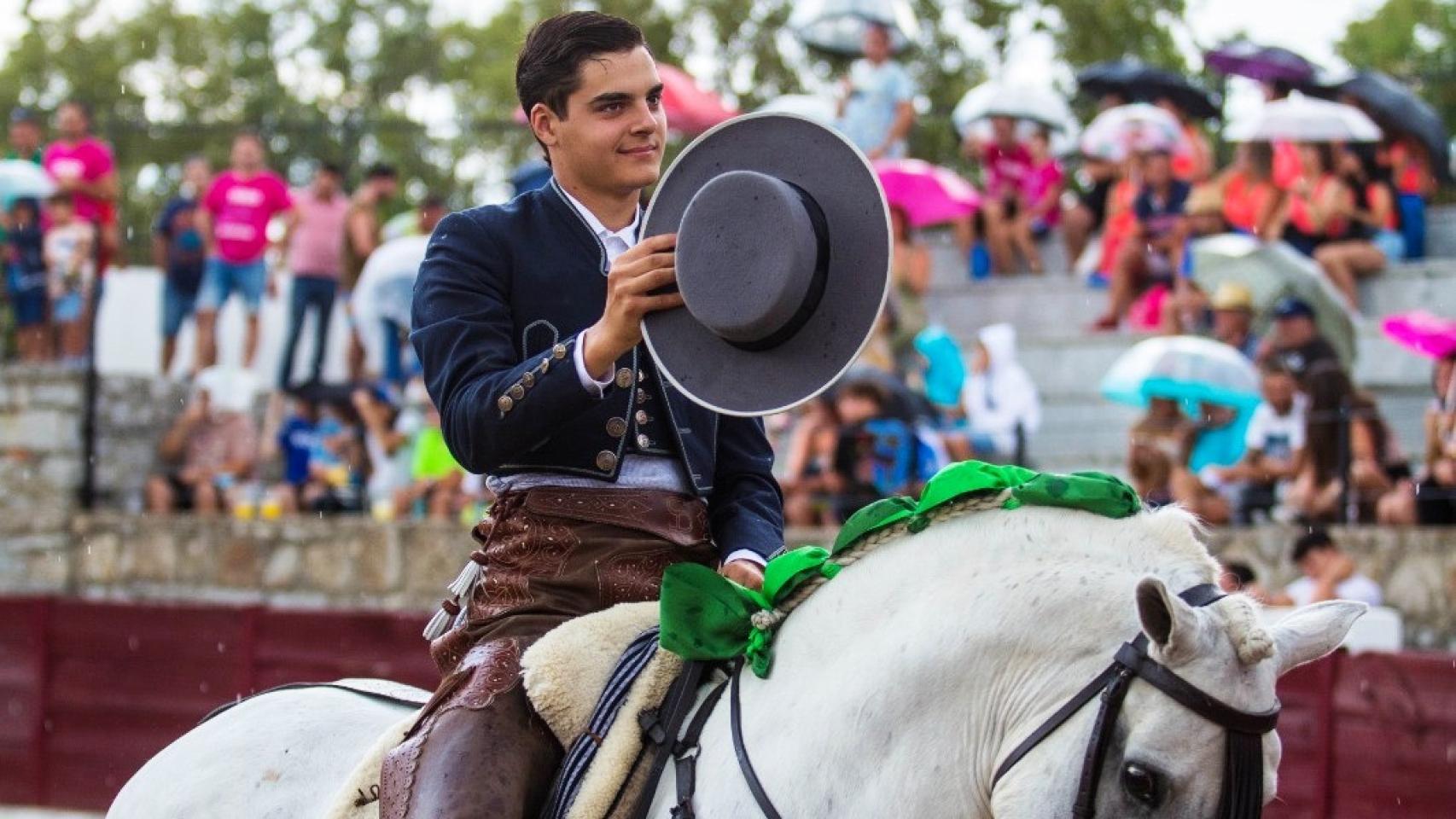 El rejoneador salmantino Sergio Pérez debutará el domingo en la feria taurina de Arévalo