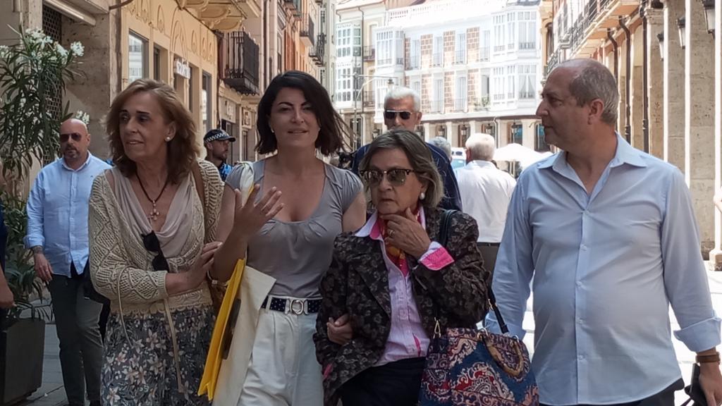Macarena Olona junto a los candidatos de su partido al Congreso y Senado