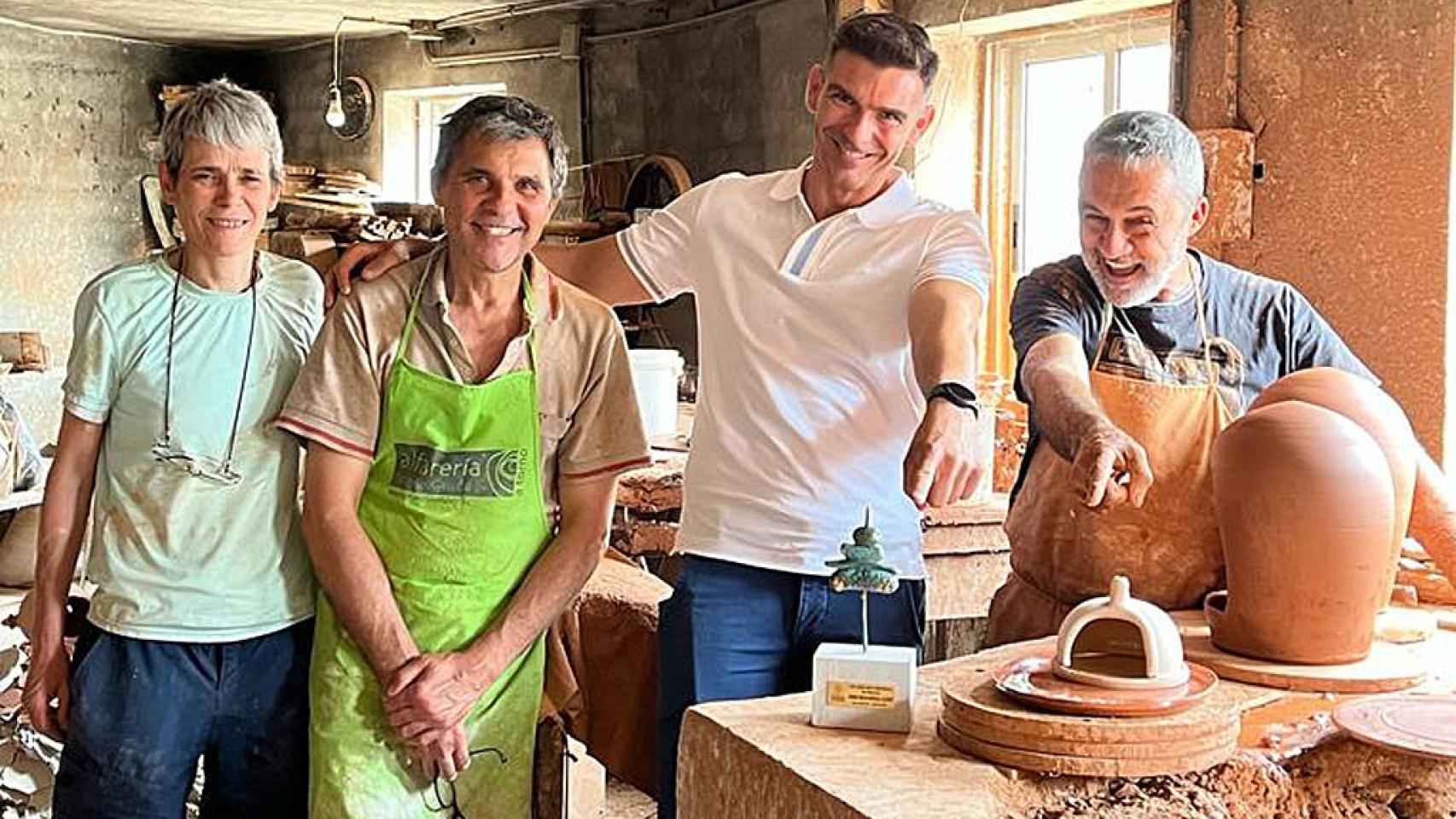 De izquierda a derecha: María, Óscar, Carlos y Javier junto al premio y el horno del pincho