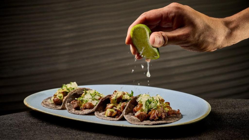 Tacos de txuleta, después de asarse con chiles y mostaza.