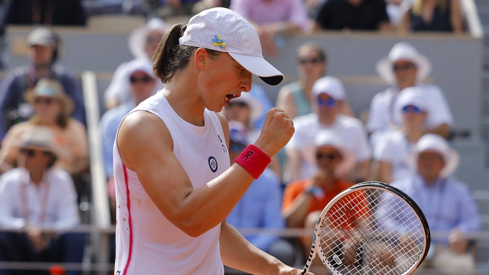 Iga Swiatek celebra un punto levantado el puño en la final de Roland Garros.