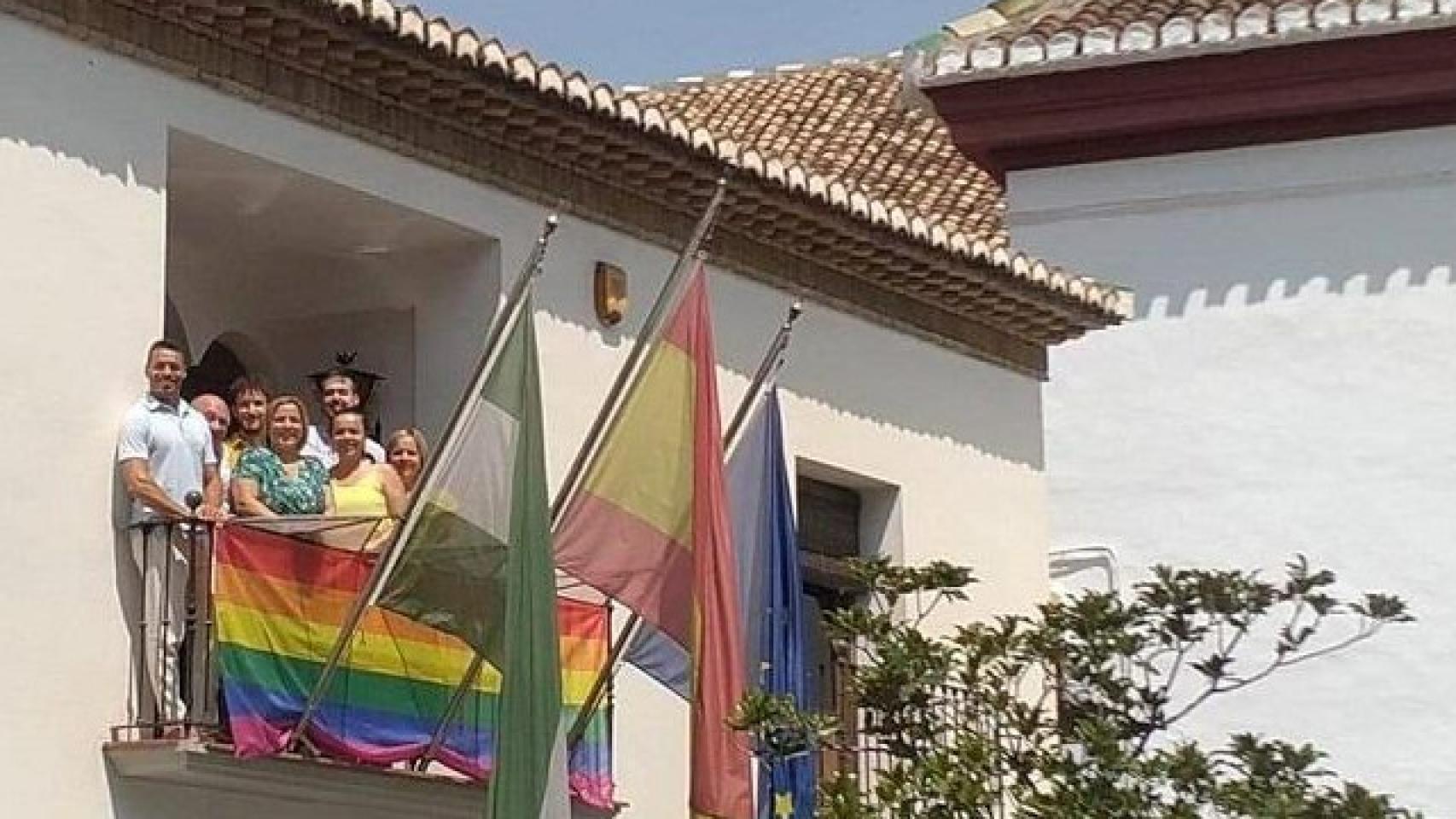 La alcaldesa de La Zubia, junto a integrantes de su equipo de gobierno, en el balcón del Ayuntamiento.
