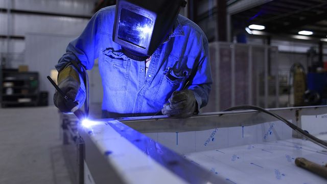 Un trabajador de una fábrica, realizando tareas de soldadura. FOTO: Pixabay.