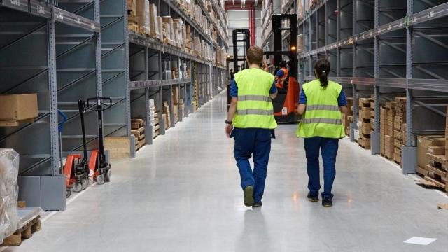 Trabajadores de un centro logístico.