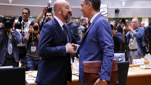 El presidente del Consejo Europeo, Charles Michel, saluda a Pedro Sánchez durante la cumbre de este jueves en Bruselas