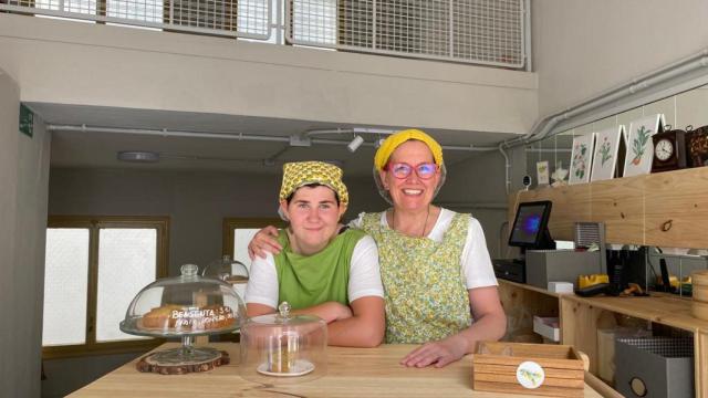 Mónika Romero y su hija Susi en el obrador de Bensenta
