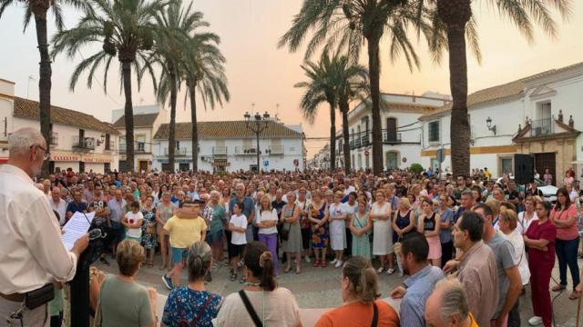 Vecinos de La Campana se manifiestan para evitar el traslado de su párroco Miguel Morillas.