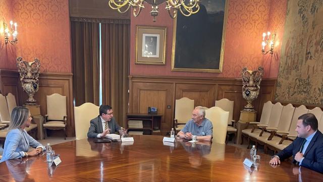 Reunión de traspaso de poderes en la Diputación de Pontevedra.