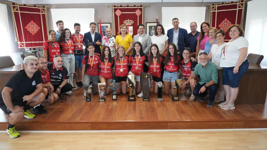 Foto de familia con el BM Pozuelo Femenino.