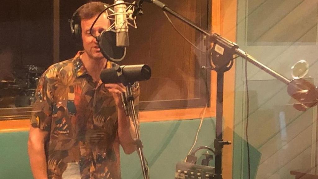 Edu Soto cantando en el estudio de grabación.