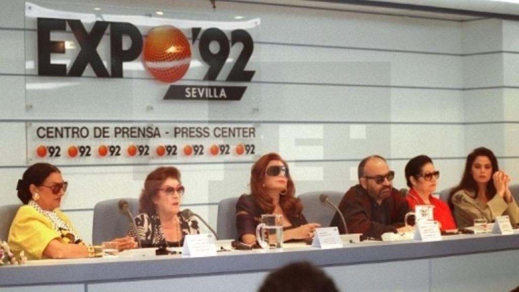 Nati Mistral, Imperio Argentina, Rocío Jurado, el director Gerardo Vera, Juanita Reina y María Vidal durante la presentación del espectáculo 'Azabache'.