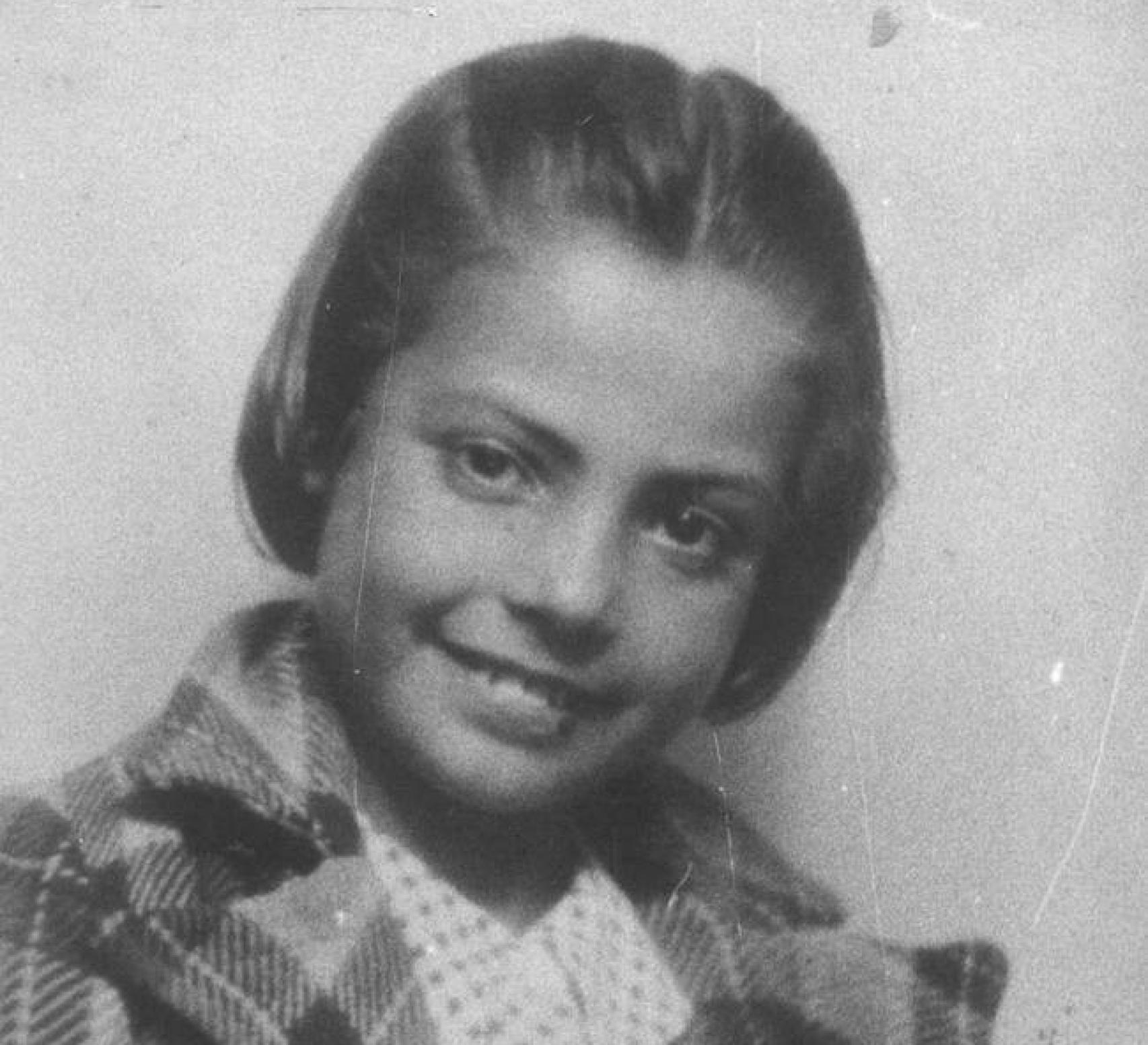 Siendo niña, la abuela paterna de Carmen Sevilla la inscribió en el Real Conservatorio de Música de Madrid.