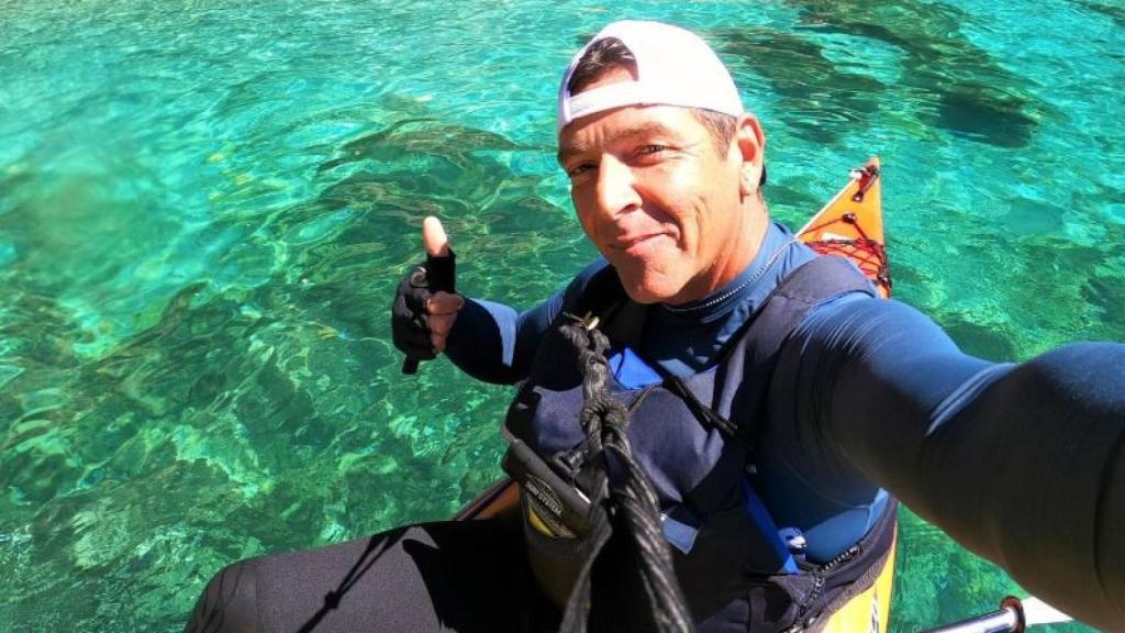 Miguel Joven, 'Tito', durante una de las rutas en Kayak por los acantilados nerjeños.