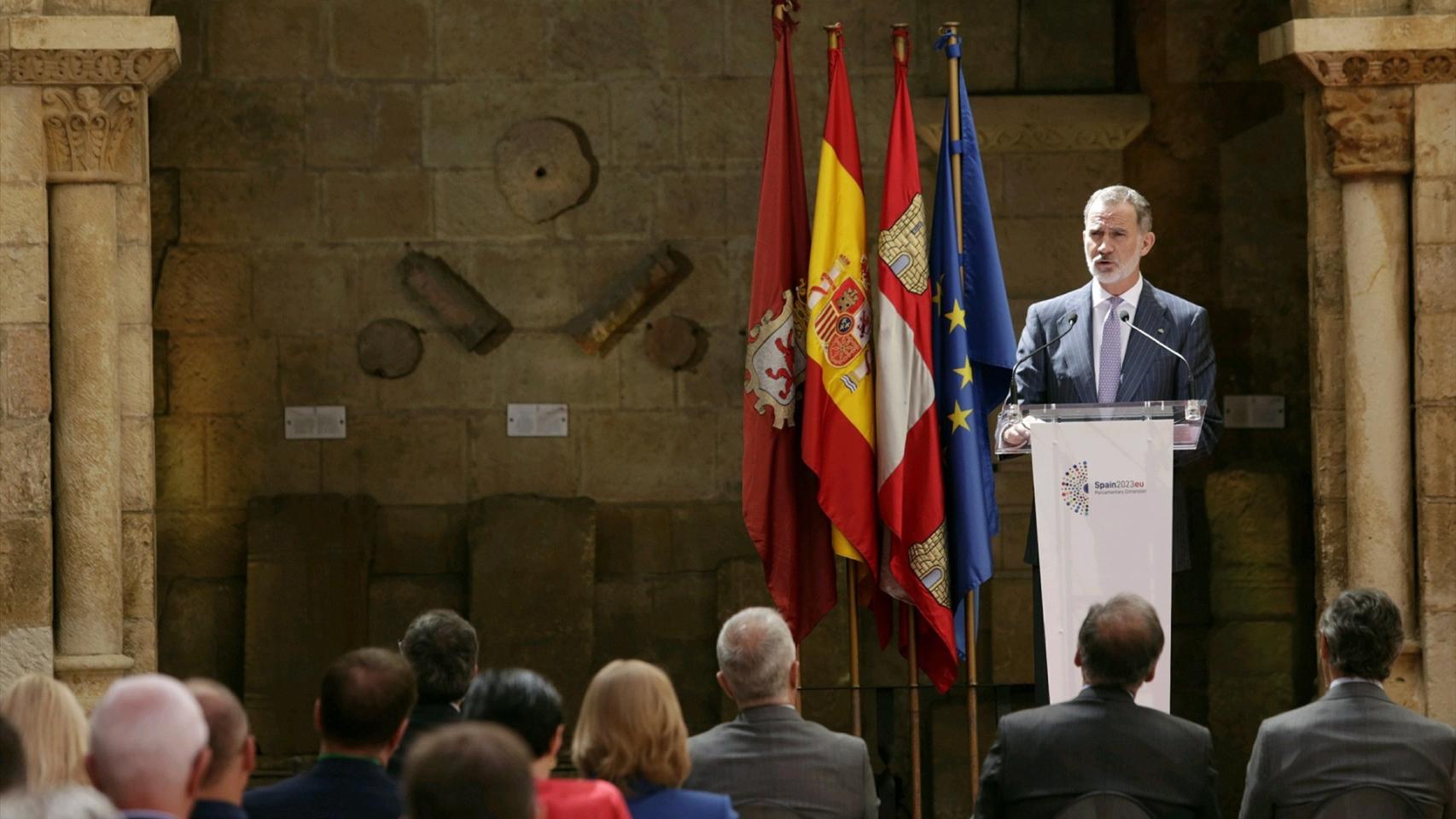 El Rey Felipe VI, durante la jornada internacional que se celebra este viernes en León.