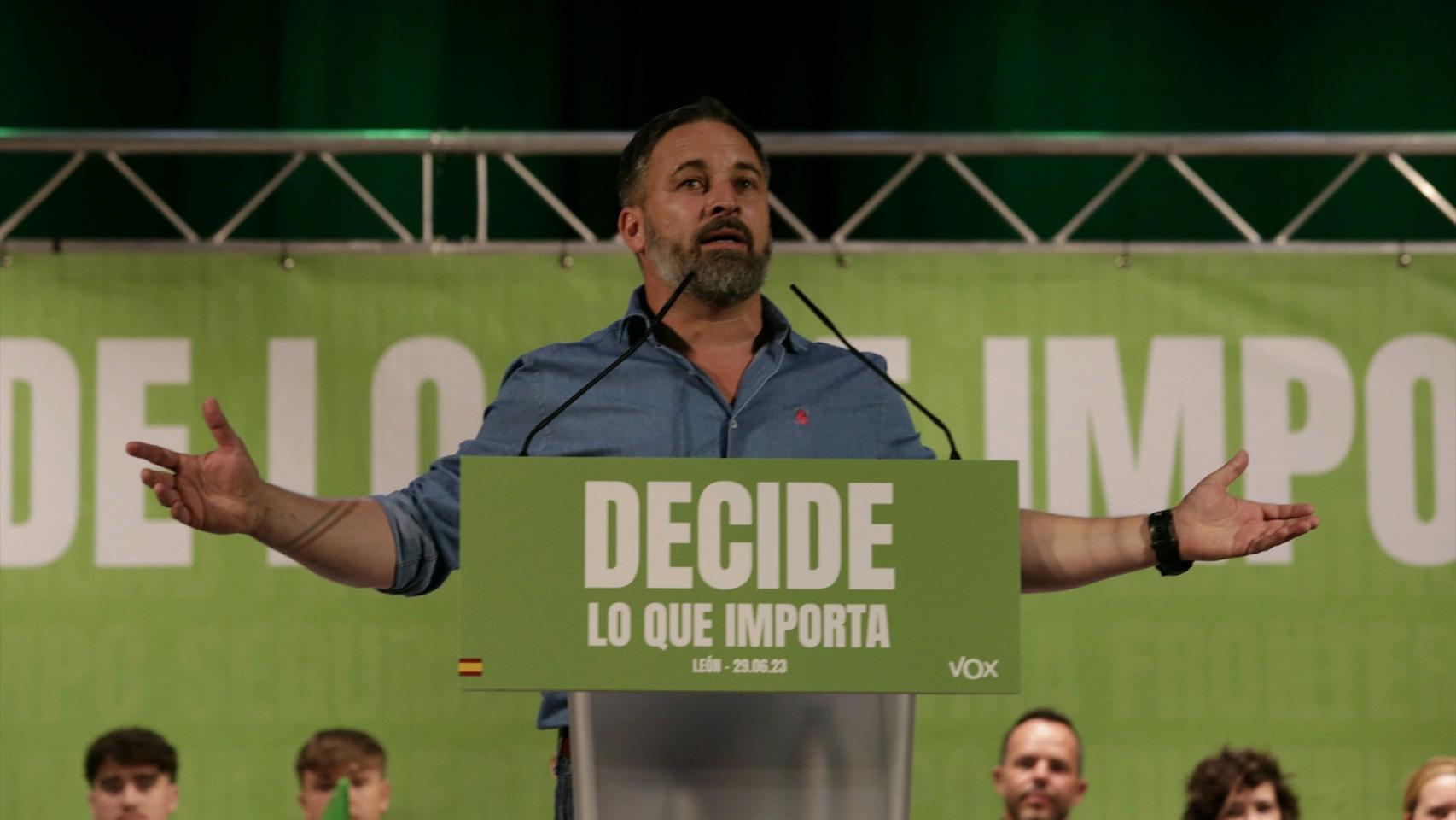 Santiago Abascal, durante un acto de precampaña electoral en la plaza San Marcelo de León