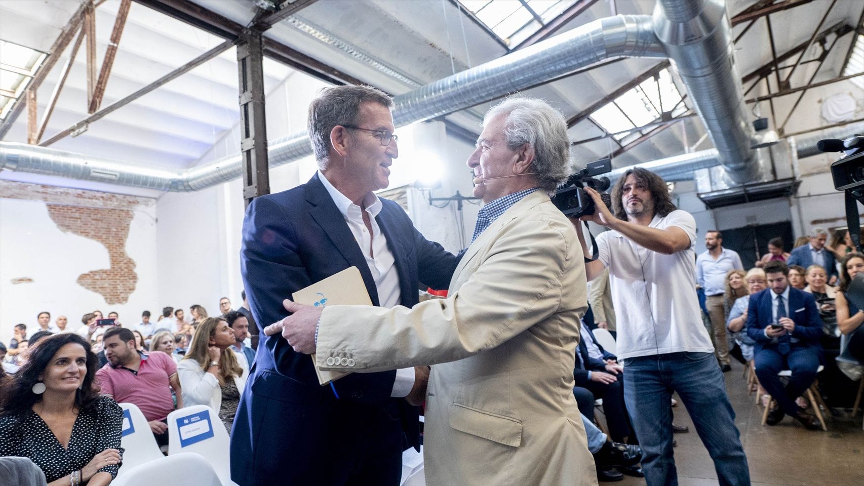 El líder del PP, Alberto Núñez Feijoo, presenta el programa cultural de su partido junto al exministro durante la etapa del socialista José Luis Rodríguez Zapatero, César Antonio Molina