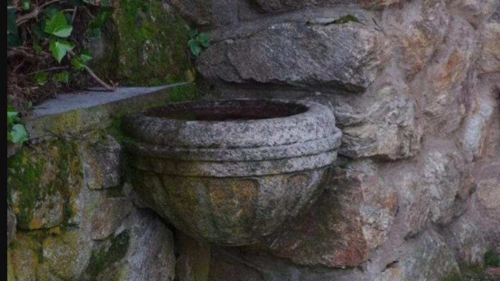 Pila de la antigua ermita de Aoslos