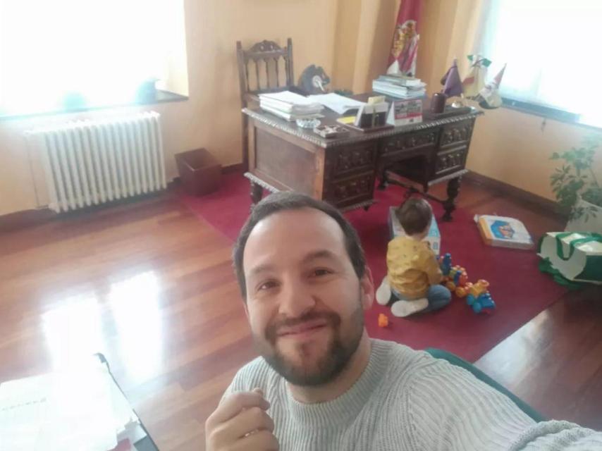 Cristian Delgado junto a su hijo.